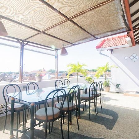 מלון בניוואנגי Reddoorz Near Pantai Boom מראה חיצוני תמונה