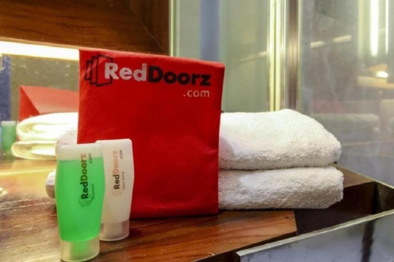 מלון בניוואנגי Reddoorz Near Pantai Boom מראה חיצוני תמונה