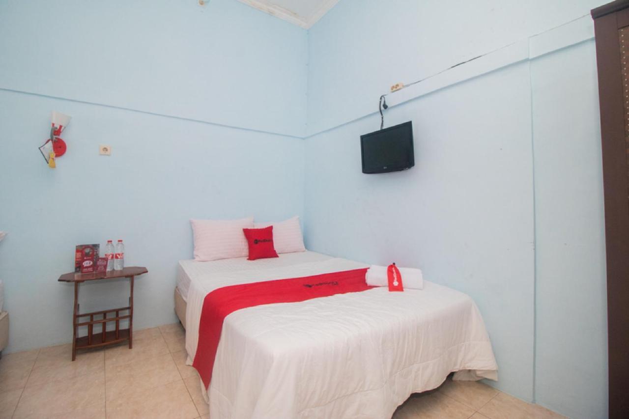 מלון בניוואנגי Reddoorz Near Pantai Boom מראה חיצוני תמונה