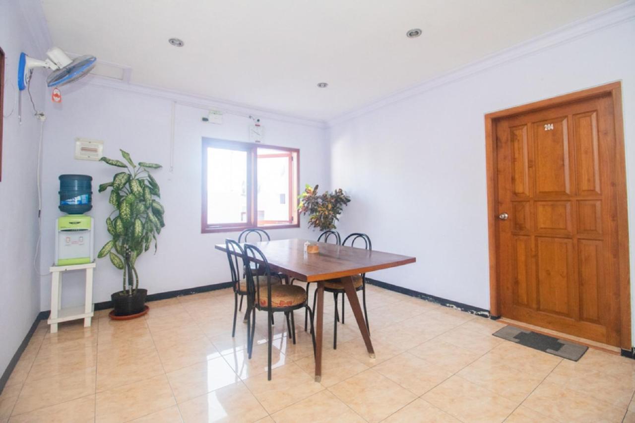 מלון בניוואנגי Reddoorz Near Pantai Boom מראה חיצוני תמונה
