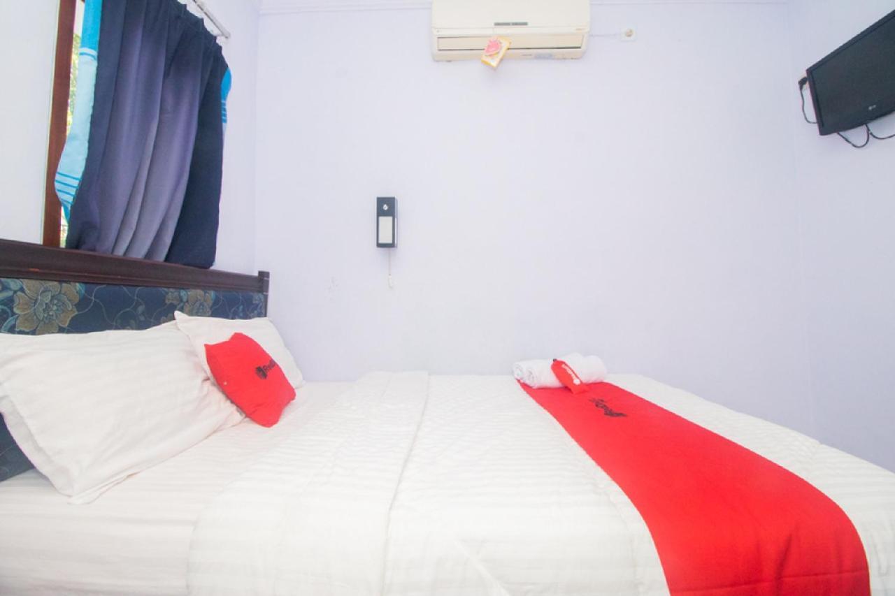 מלון בניוואנגי Reddoorz Near Pantai Boom מראה חיצוני תמונה