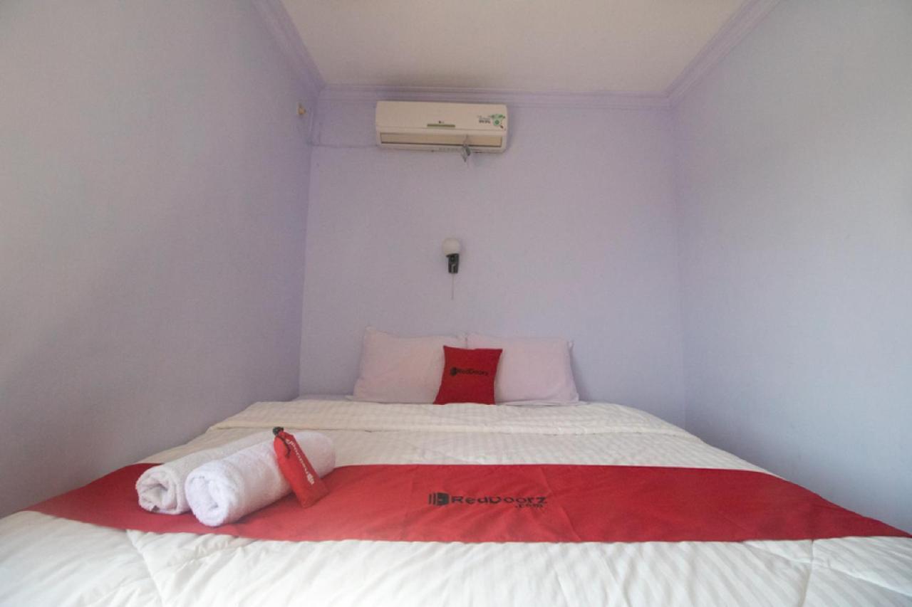 מלון בניוואנגי Reddoorz Near Pantai Boom מראה חיצוני תמונה