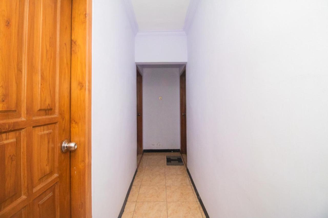 מלון בניוואנגי Reddoorz Near Pantai Boom מראה חיצוני תמונה