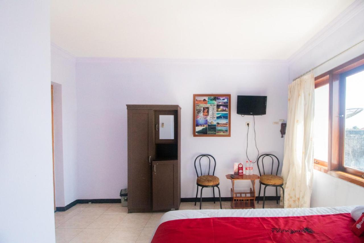 מלון בניוואנגי Reddoorz Near Pantai Boom מראה חיצוני תמונה