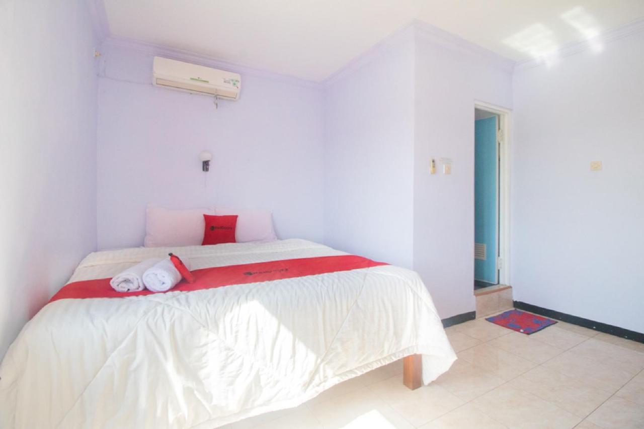 מלון בניוואנגי Reddoorz Near Pantai Boom מראה חיצוני תמונה